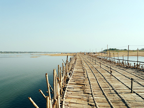 Cây cầu làm từ 50.000 cọc tre ở Kampong Cham 
